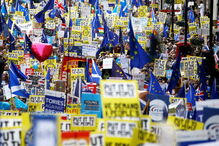 Milhares de britânicos pedem um segundo referendo para o Brexit