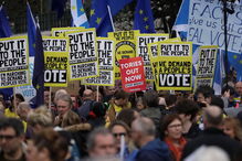 Milhares de britânicos pedem um segundo referendo para o Brexit