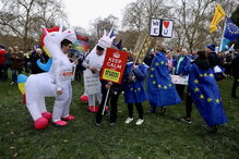 Milhares de britânicos pedem um segundo referendo para o Brexit