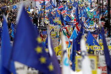 Milhares de britânicos pedem um segundo referendo para o Brexit