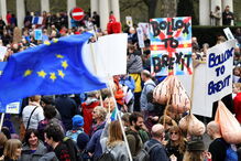 Milhares de britânicos pedem um segundo referendo para o Brexit