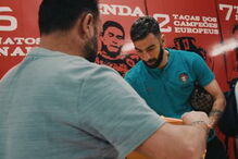 Futebolistas da seleção portuguesa autografam camisolas para ajudar Moçambique