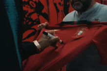 Futebolistas da seleção portuguesa autografam camisolas para ajudar Moçambique