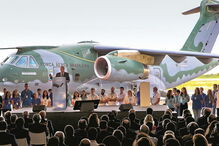 António Costa na apresentação do avião KC - 390, em 2016