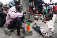 Sobreviventes do ciclone Idai tentam reconstruir a vida em Moçambique