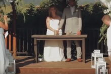 cai durante casamento