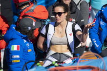 A esquiadora Michele Gagnon despiu-se perante o calor que se fez sentir numa prova em Andorra, disputada em março de 2019