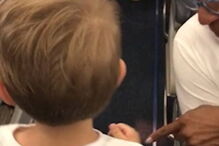 cumprimenta todos os passageiros do voo