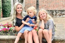 Mãe viaja em primeira classe e manda filhos para a classe económica