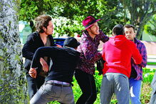 Ator Francisco Fernandez em cenas de violência