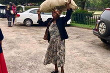 Milionário oferece casa a mulher que andou 10 quilómetros para ajudar vítimas em Moçambique