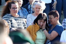 O último adeus emocionado à mãe do bebé milagre