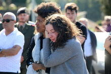 O último adeus emocionado à mãe do bebé milagre