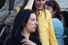 O último adeus emocionado à mãe do bebé milagre