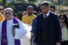 O último adeus emocionado à mãe do bebé milagre