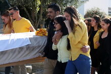 O último adeus emocionado à mãe do bebé milagre