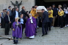 O último adeus emocionado à mãe do bebé milagre