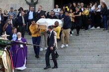 O último adeus emocionado à mãe do bebé milagre