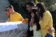 O último adeus emocionado à mãe do bebé milagre