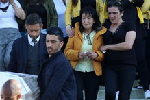 O último adeus emocionado à mãe do bebé milagre