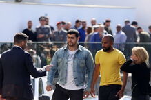 O último adeus emocionado à mãe do bebé milagre