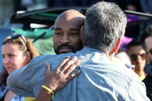 O último adeus emocionado à mãe do bebé milagre