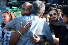 O último adeus emocionado à mãe do bebé milagre