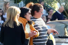 O último adeus emocionado à mãe do bebé milagre