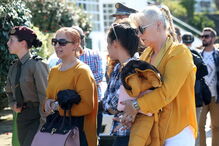 O último adeus emocionado à mãe do bebé milagre