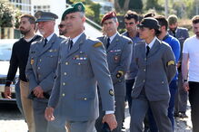 O último adeus emocionado à mãe do bebé milagre