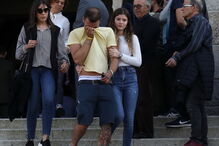 O último adeus emocionado à mãe do bebé milagre