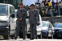 O último adeus emocionado à mãe do bebé milagre