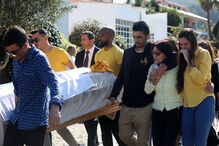 O último adeus emocionado à mãe do bebé milagre