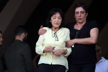 O último adeus emocionado à mãe do bebé milagre