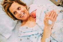 Avó de 61 anos dá à luz a própria neta 