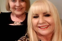 Mulher de 57 anos revela que namorou com 200 rapazes mais novos