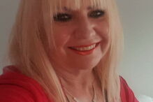 Mulher de 57 anos revela que namorou com 200 rapazes mais novos