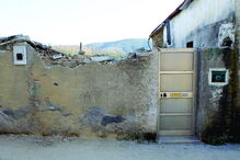 Habitação destruída pelas chamas