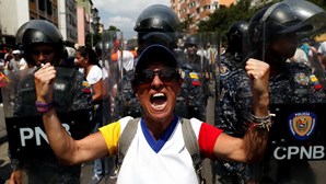 Polícia recorre a gás lacrimogéneo para dispersar manifestação da oposição na Venezuela