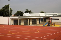 A escola tem 2300 metros quadrados e inclui refeitório, biblioteca, ginásios, campo de jogos e recreios cobertos  