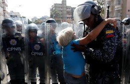 Venezuelanos saem à rua contra Nicolás Maduro