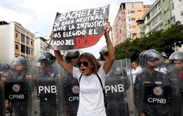 Venezuelanos saem à rua contra Nicolás Maduro