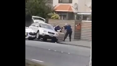 Vídeo mostra momento em que terrorista é detido após ataque em mesquitas na Nova Zelândia