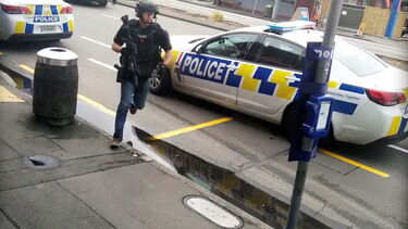 Autor do ataque que matou 49 pessoas transmitiu massacre em direto