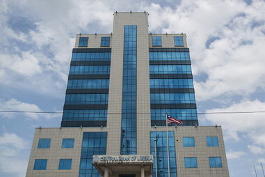 Auditoria ao banco central da Libéria leva a detenção de três ex-responsáveis