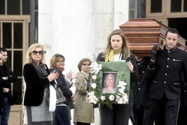 Amigos emocionados no adeus a Jô Caneças     
