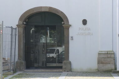 Operário viola a enteada e agride a mulher 