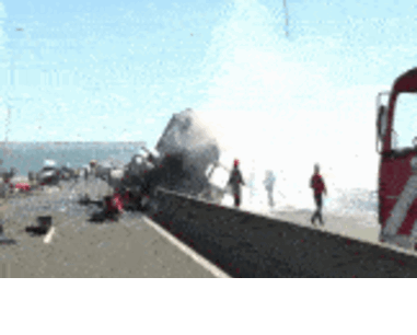 Camião arde na ponte Vasco da Gama. Foi ouvida uma explosão