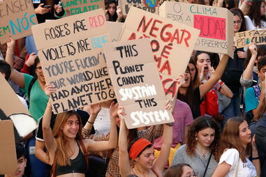 Estudantes protestam contra alterações climáticas na Assembleia da República