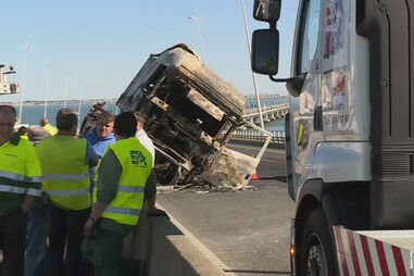 Chamas e explosão de camião cortam circulação na Ponte Vasco da Gama